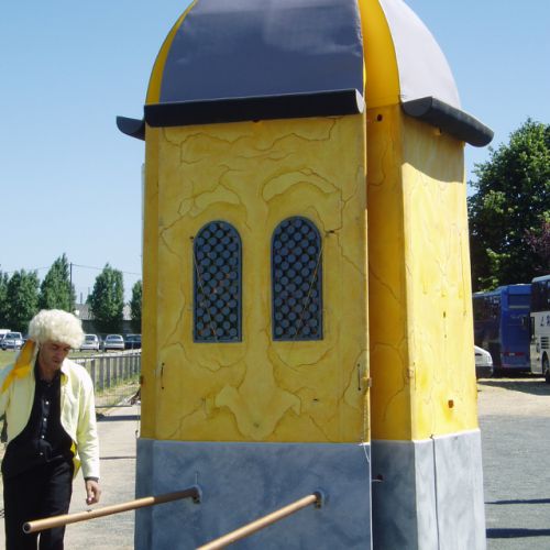 Maison jaune fermée